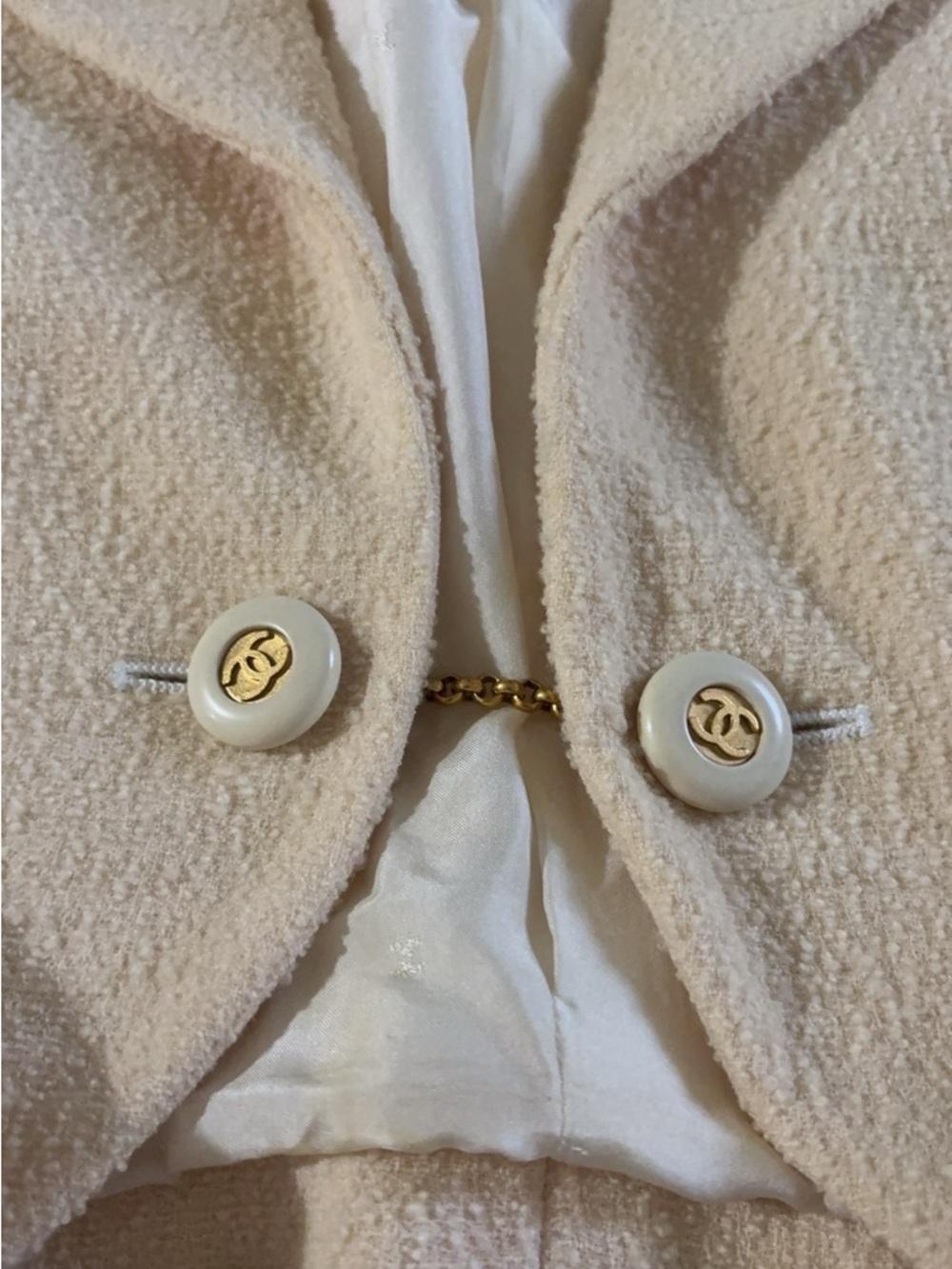 CHANEL Boutique Pale Cream Bouclé Cropped Blazer - Picture 6 of 16